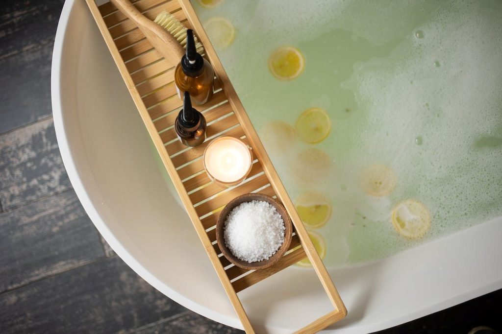 De nieuwste badkamertrends: van zandkleuren tot wellness luxe